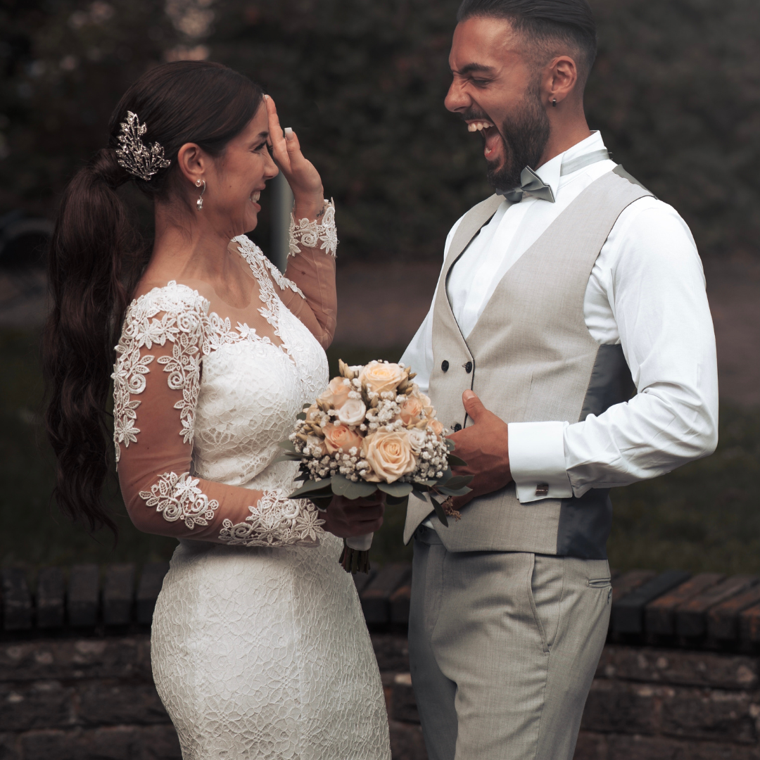 Un couple rigolant beaucoup