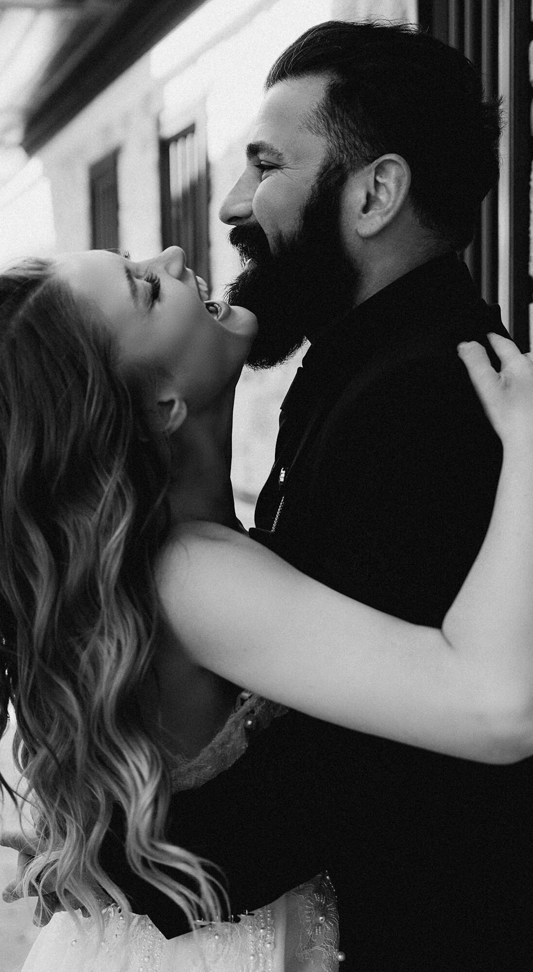 Un couple heureux se regardant dans les yeux