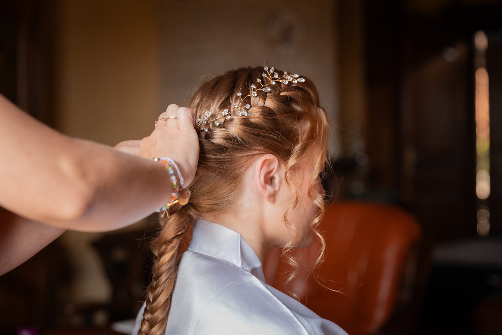 Un couple heureux s'enlaçant