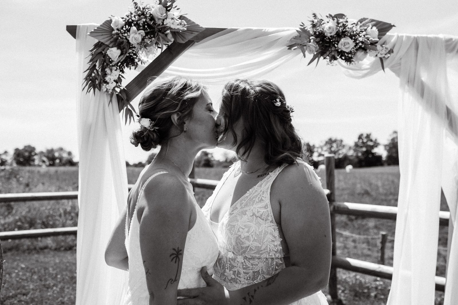 Un couple où l'homme de droite embrasse le front de son compagnon