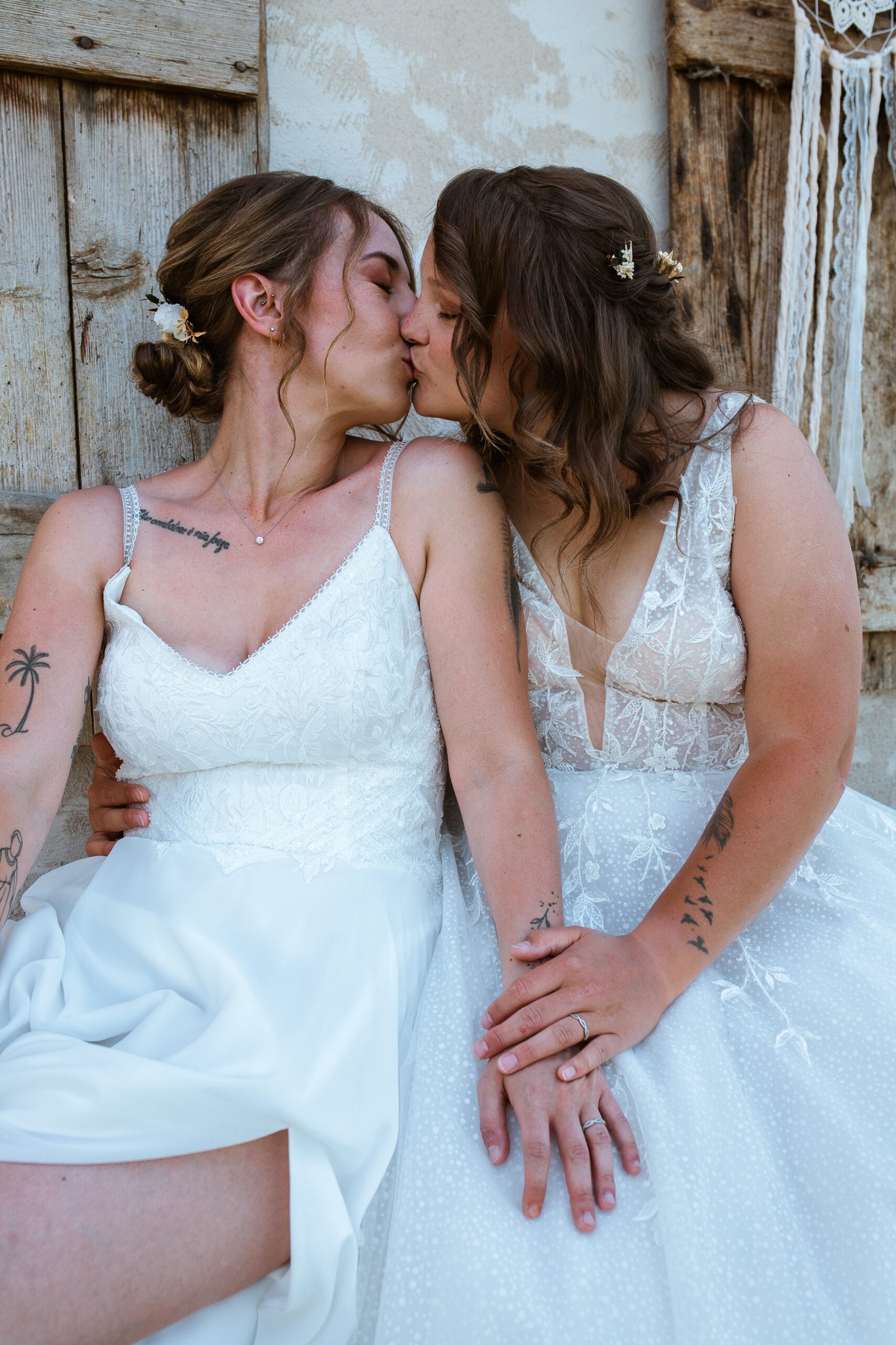 Un couple heureux s'enlaçant