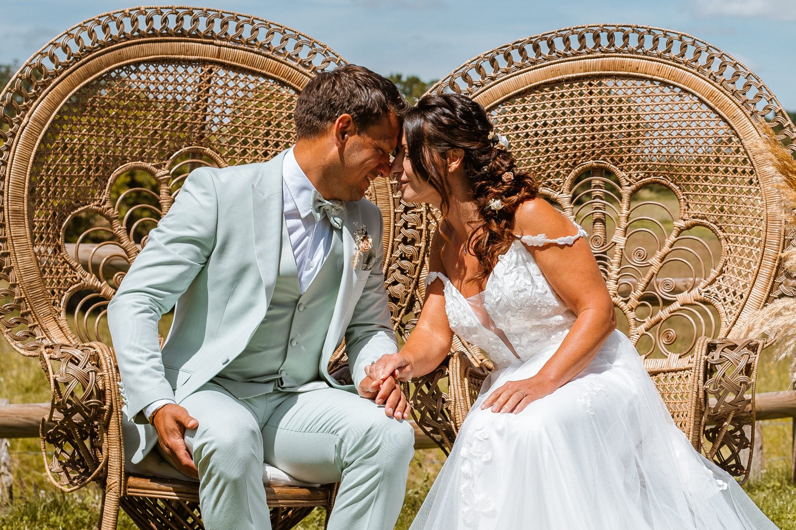 2 mains se touchant délicatement