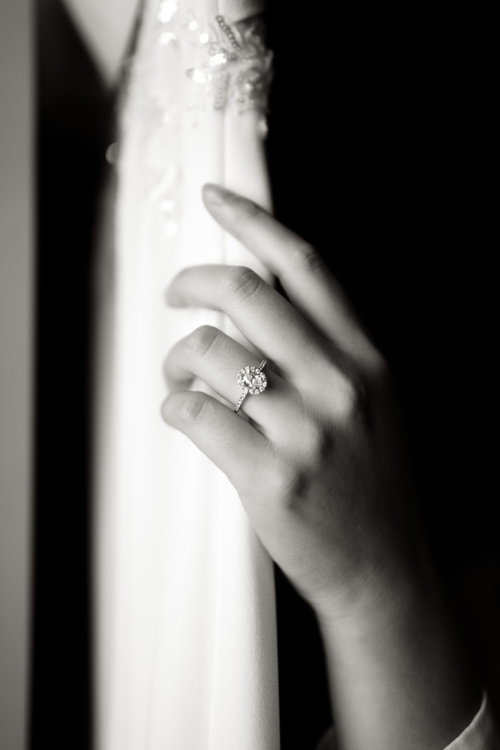 Un couple heureux se regardant dans les yeux